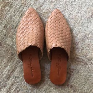 Kerry Grima  Slip-on, closed pointed toe, weave flat sandals size EU 41